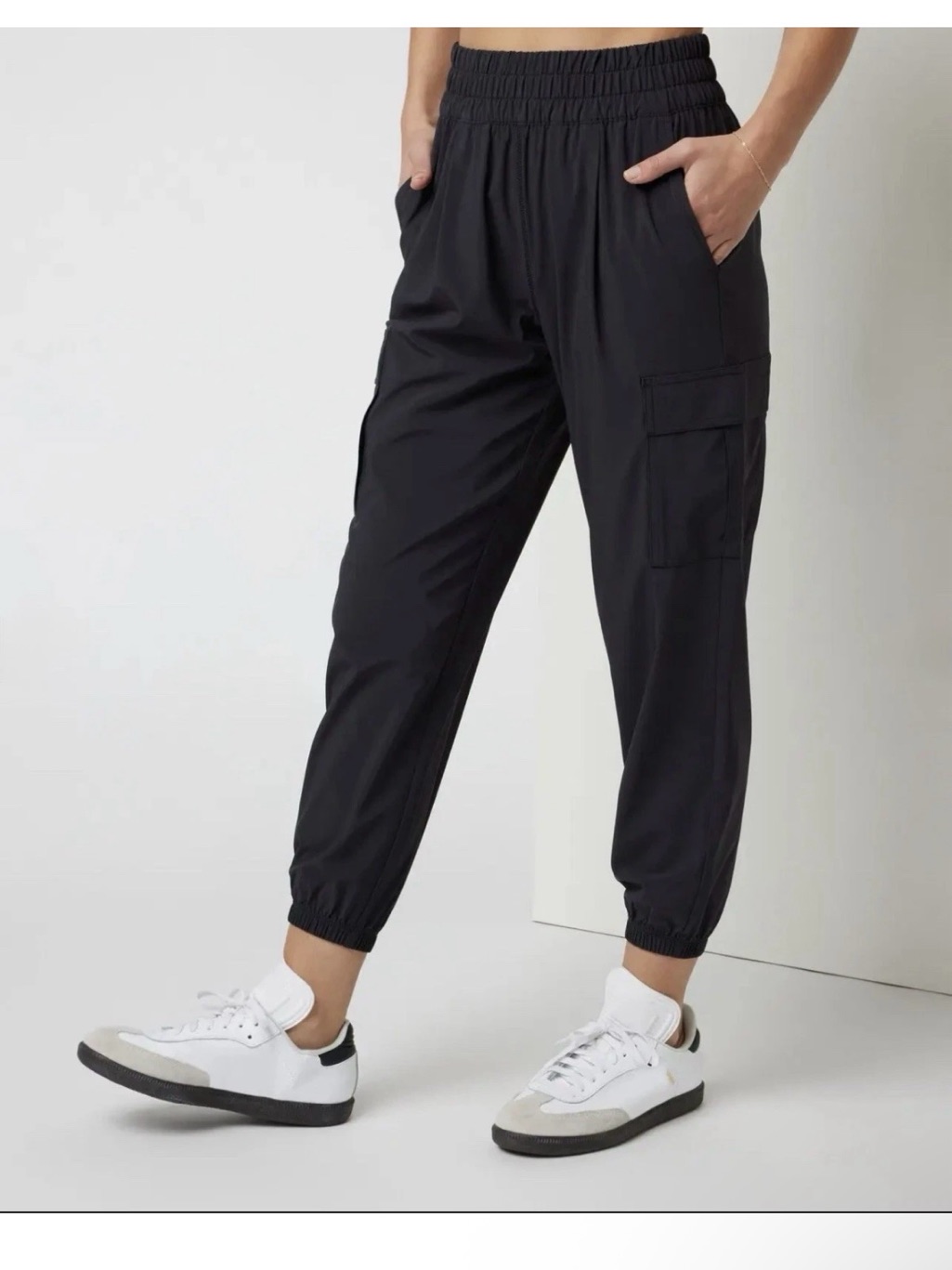 Vuori Women’s Villa Black Cargo Jogger Pants Size Small
